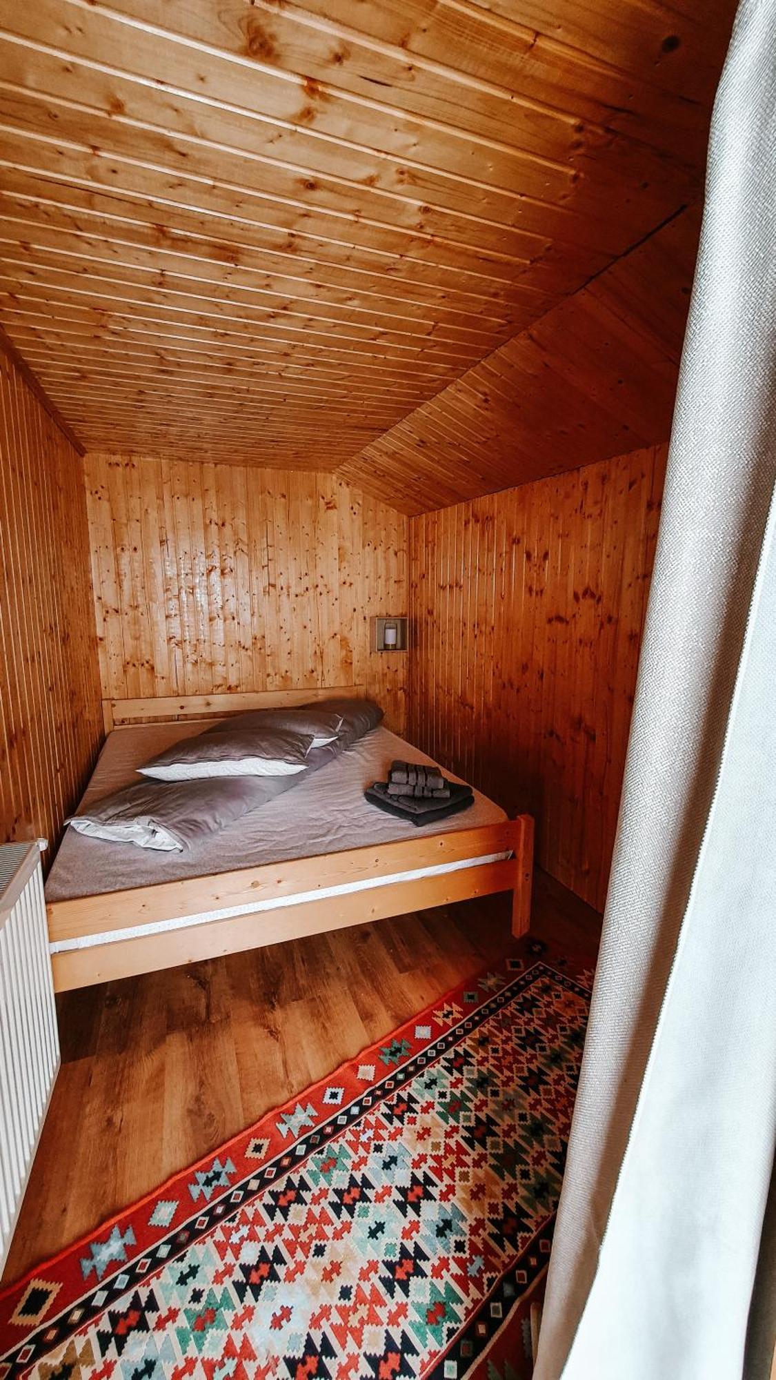 La Cabana, Corbeni Bilik gambar